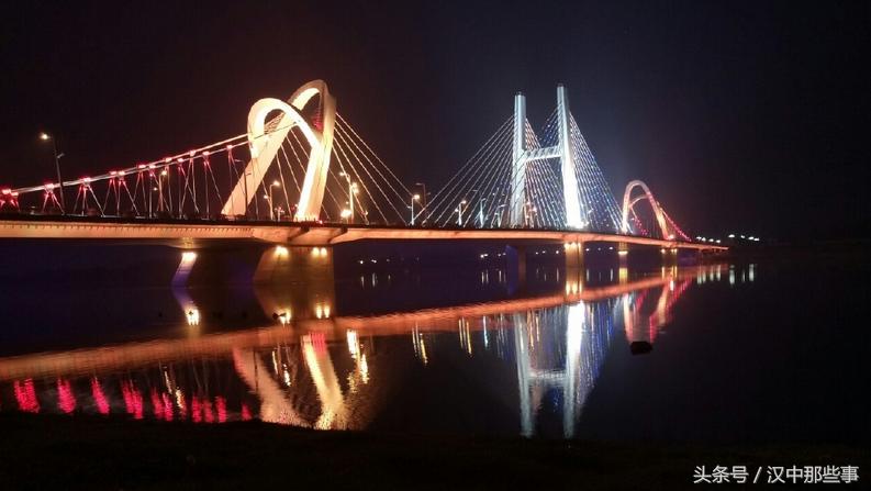 夜色dj女声版敢问路在何方,敢问路在何方路就在你脚下图片