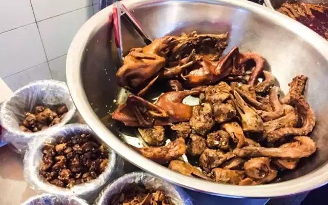 成都的夏夜，就适合穿起拖板儿鞋，整点卤菜，来盘冷啖杯！