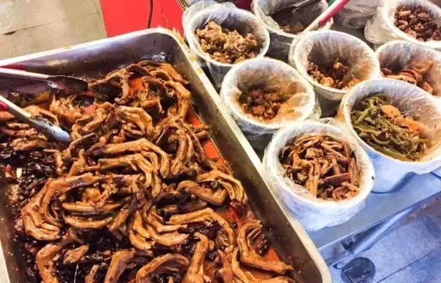 成都的夏夜，就适合穿起拖板儿鞋，整点卤菜，来盘冷啖杯！