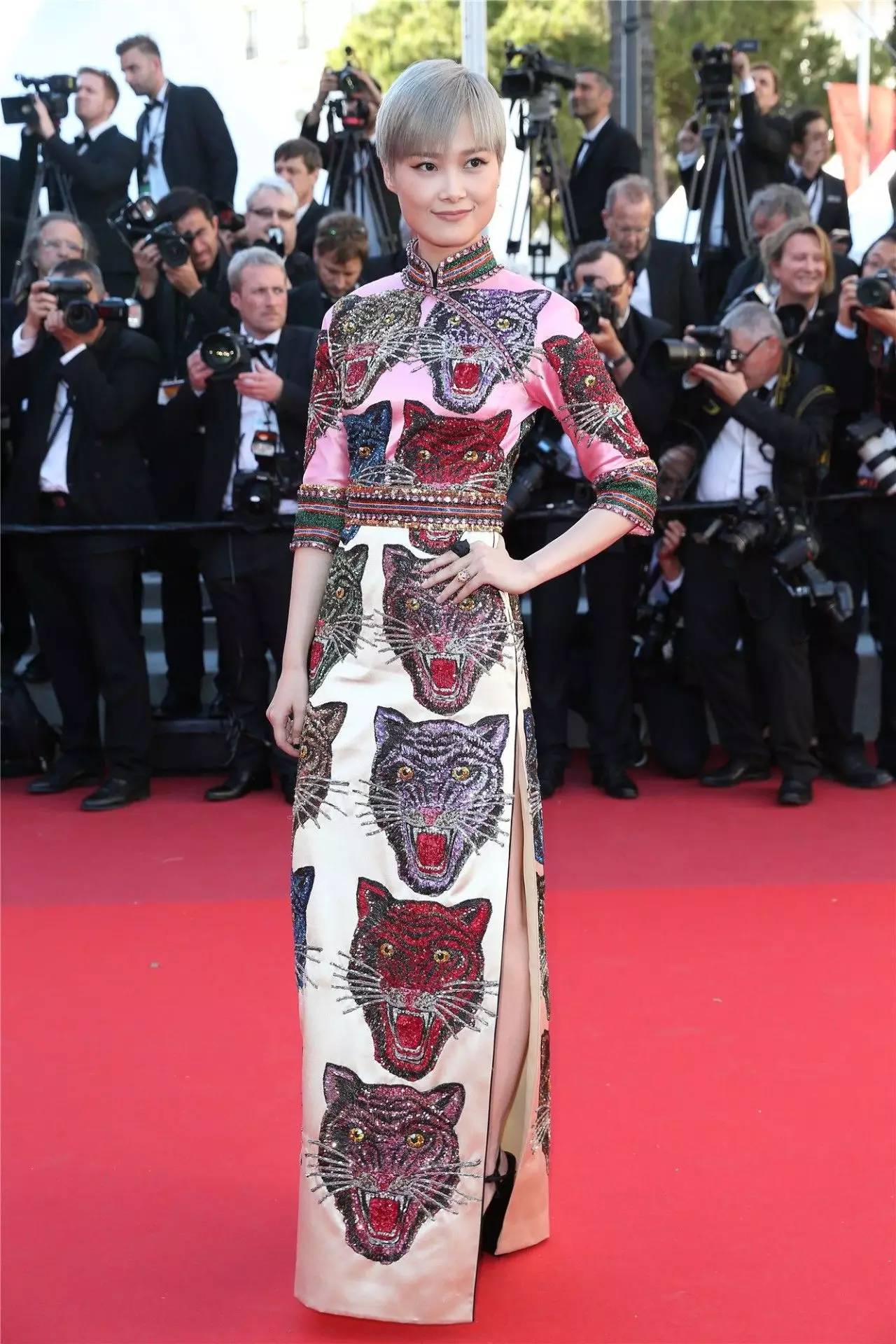 奶奶灰旗袍,李宇春黑色深v领礼服合集