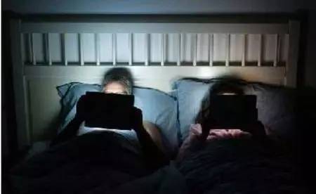 温江进城务工随迁子女就读政策;明天温江交警街头免费发粽子;新增4条交通严管示范街;经常熬夜玩手机导致暴盲;这就是今日温江大新闻!