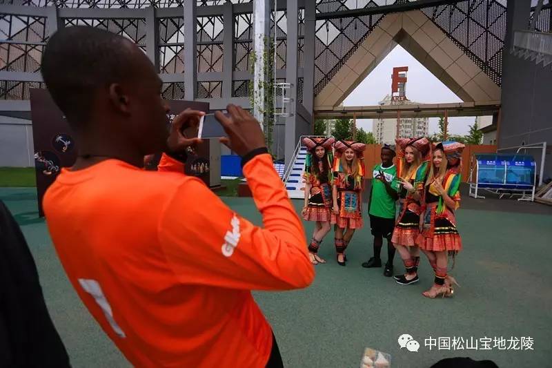 2022世界杯足球宝贝服装,世界杯上足球宝贝现身