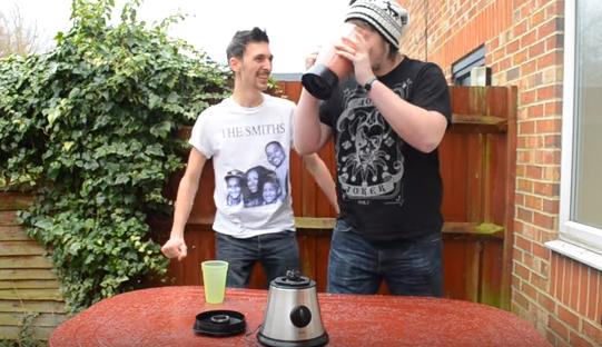 重口新高度！两男子“将活蛆搅碎后饮用”，看完我再也不想吃饭了