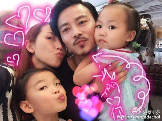 甄子丹儿子跆拳道红带,张晋被女儿“甜蜜家暴”,功夫二代太厉害