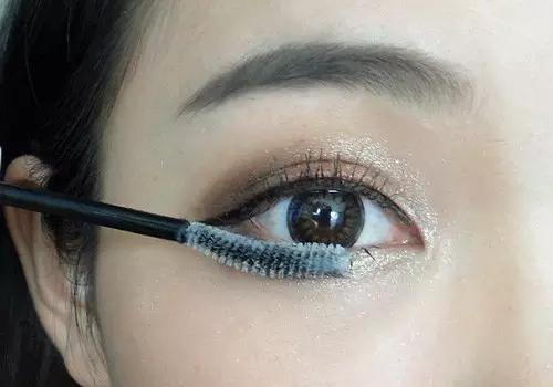 刷睫毛跟不刷差距好大呀!交给你,你不知道刷睫毛的技巧。