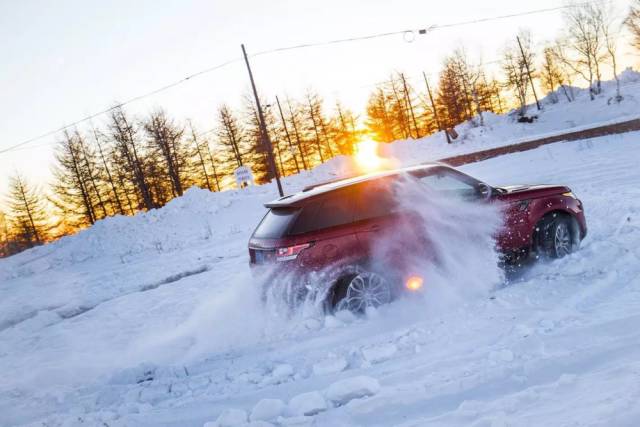 路虎揽胜运动版越野性能测试,2022款路虎揽胜运动深度测评