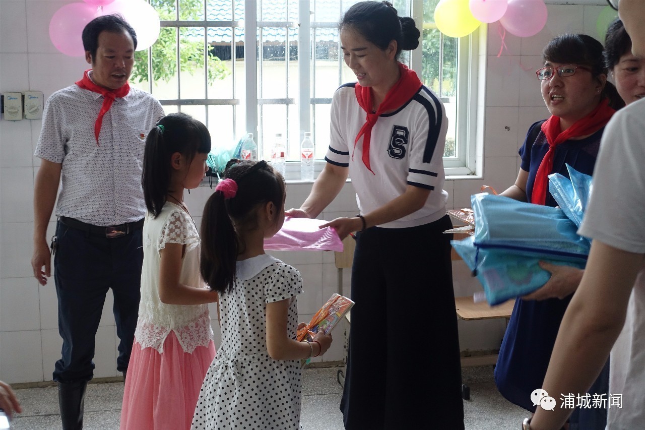 老师给孩子们过六一,小孩们过六一是怎么过的呢