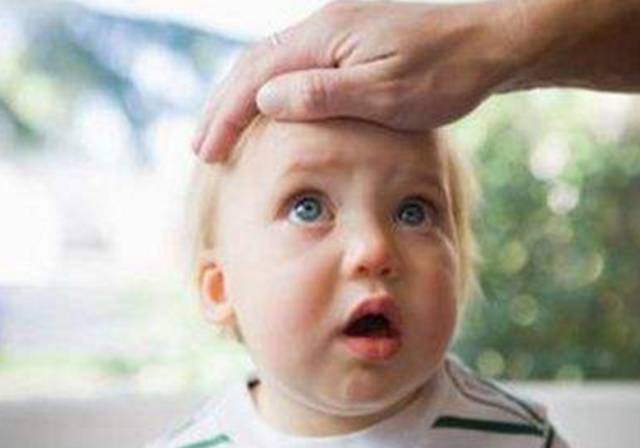 宝宝发烧是因为大人照顾得不好吗,宝宝发烧对应的症状及解决办法