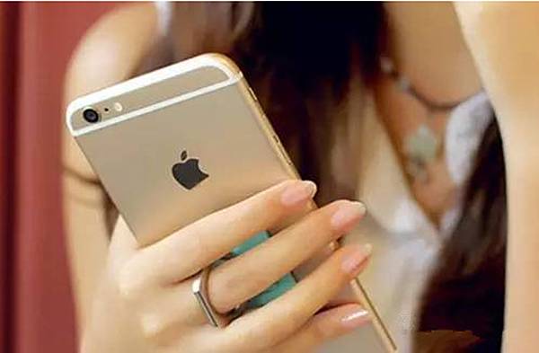 快转!你手机背后有这个东西吗?太多人在用,有人被它弄折了手指!