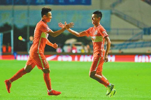 国足穷小子：曾卷报纸当球踢，现已成鲁能绝对主力