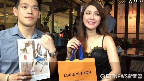 直击/暖男黄景裕送LV海伦清桃笑收下：我身份不适合啦