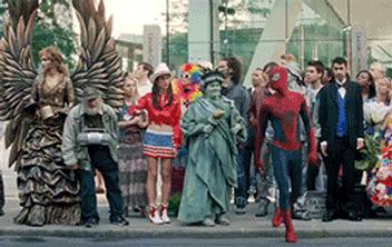 大爷的遮阳工具堪称完美,整体搭配又如此清新脱俗