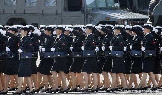 日本女兵为什么有挂包,日本女兵背着的小黑包