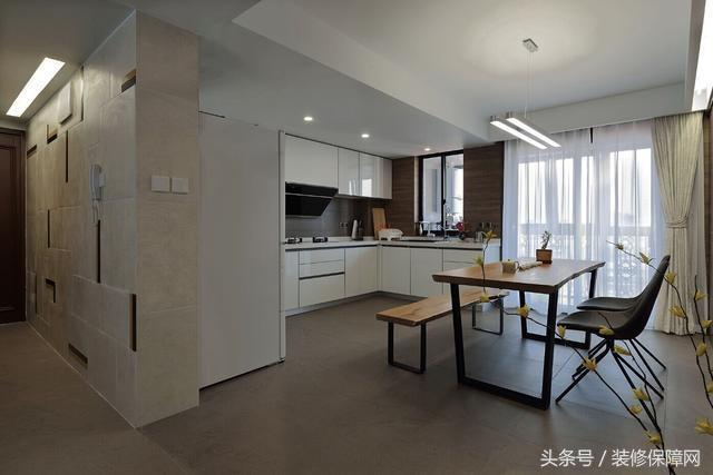 新家装修好了夸装修师傅们的视频,1.5米客厅地面砖错位贴好看