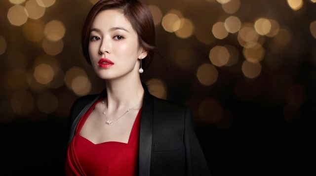 网袜加牛仔裤还是让杨幂穿吧，我只能接受唐嫣美美的珍珠~