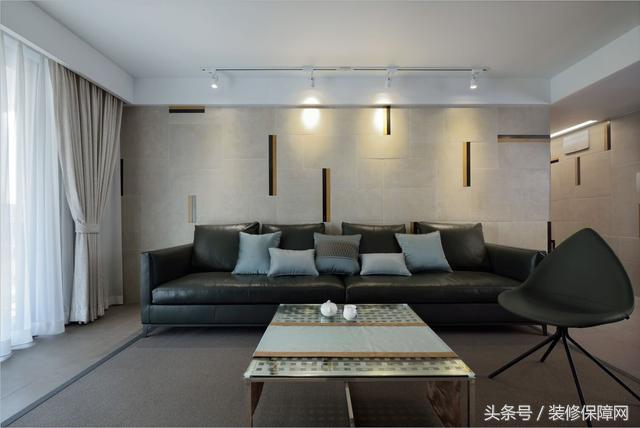 新家装修好了夸装修师傅们的视频,1.5米客厅地面砖错位贴好看