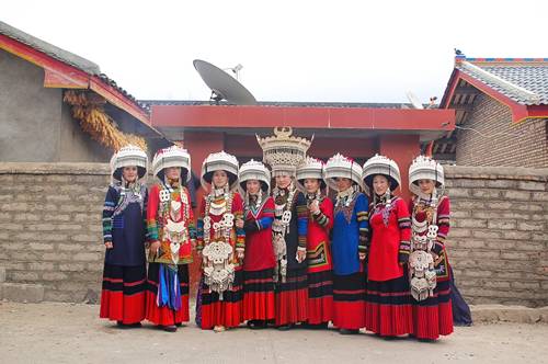 云南少数民族彝族服饰,云南少数民族服饰