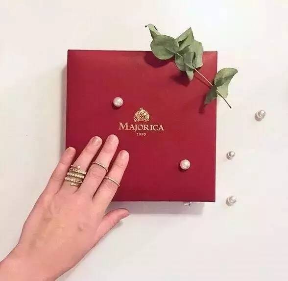 网袜加牛仔裤还是让杨幂穿吧，我只能接受唐嫣美美的珍珠~