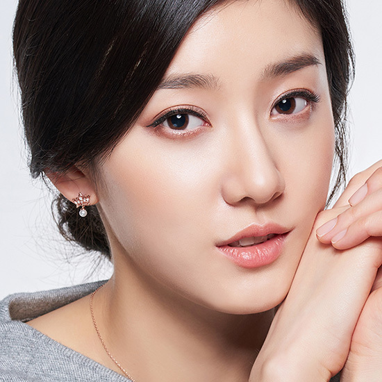 网袜加牛仔裤还是让杨幂穿吧，我只能接受唐嫣美美的珍珠~