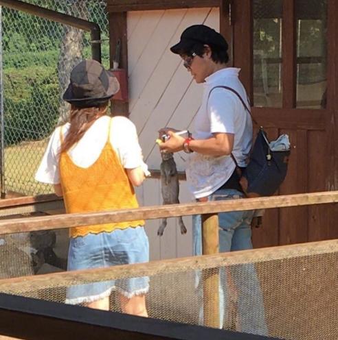 兔子被拎耳朵,拎起兔子耳朵为什么兔子会自转