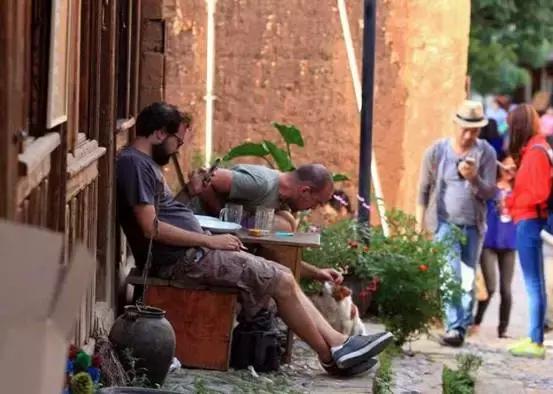 这对60后夫妻不惜卖掉公司，只为一间100多岁的白族老宅，连剑桥教授、《国家地理》都被他们吸粉