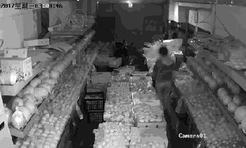 老阿姨地铁内屁股卡座位凸起处坐，被提醒莫一人占两座怒怼：我坐得舒服，要你说！