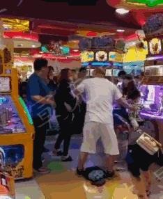 老阿姨地铁内屁股卡座位凸起处坐，被提醒莫一人占两座怒怼：我坐得舒服，要你说！