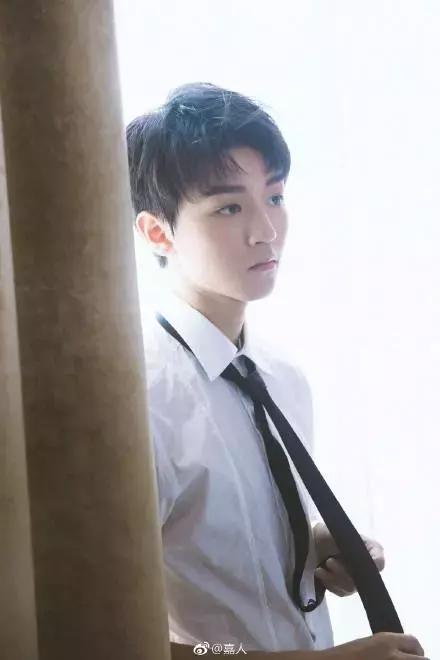 王俊凯几岁登上的米兰时装周,王俊凯t台首秀