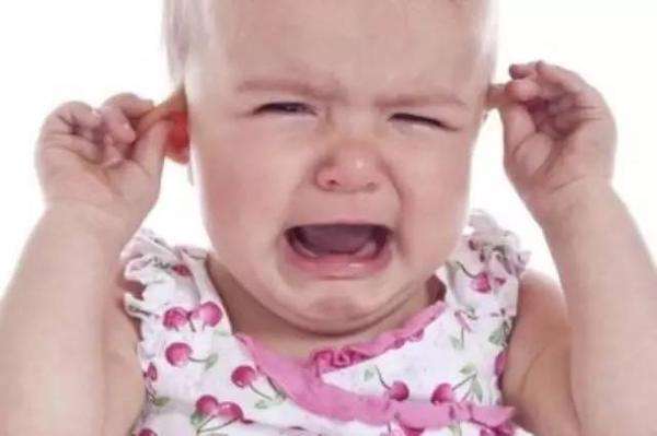 改不掉这5个坏习惯，当心诱发宝宝中耳炎躺着喂奶最容易中招