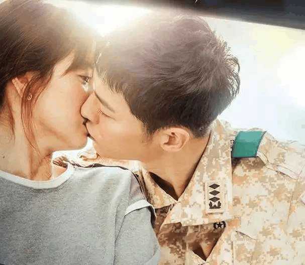 宋仲基宋慧乔搭肩同游,宋仲基宋慧乔巴厘岛甜蜜约会