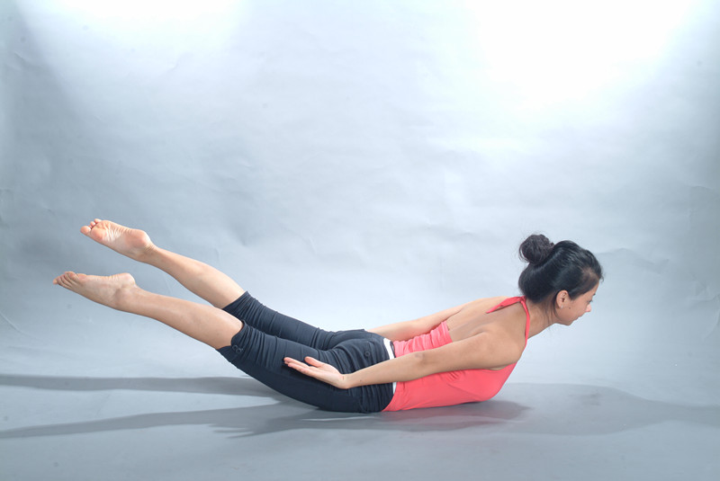 跪姿侧向踢普拉提,普拉提双腿踢动作