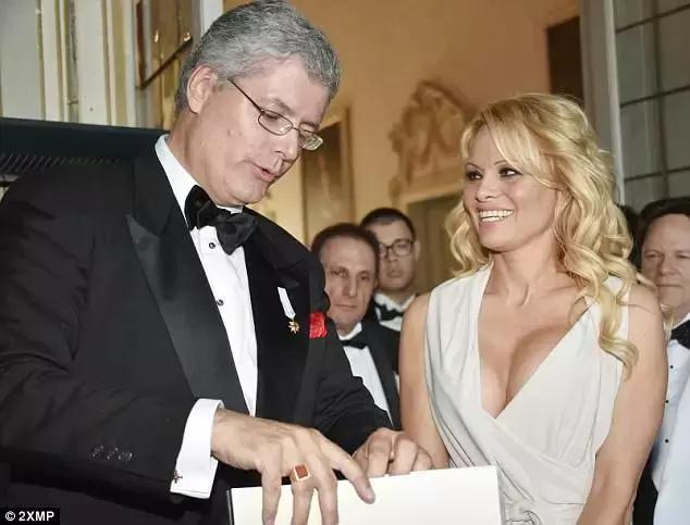 *子骗**横行实在可恶，这个意大利人假装自己是欧洲贵族王子，很多名人中招，最后因吃霸王餐被查出来了