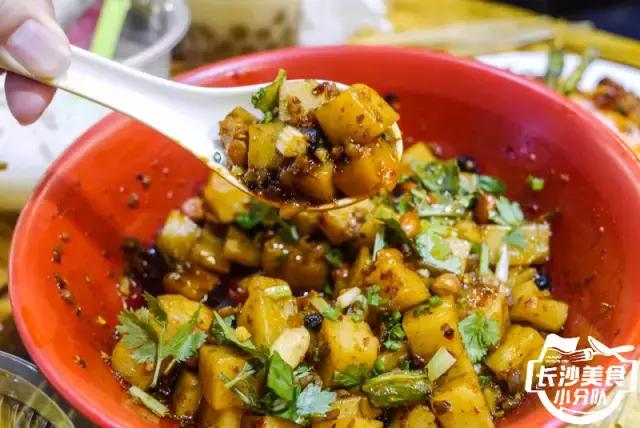 这家远离热门宵夜圣地的湘西烧烤店凭什么吸引食客？