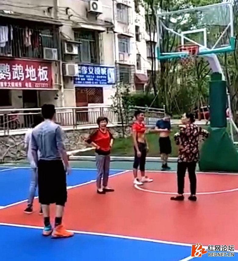 湖南广场舞大妈与足球少年争场地,广场舞大妈和小伙抢篮球场视频