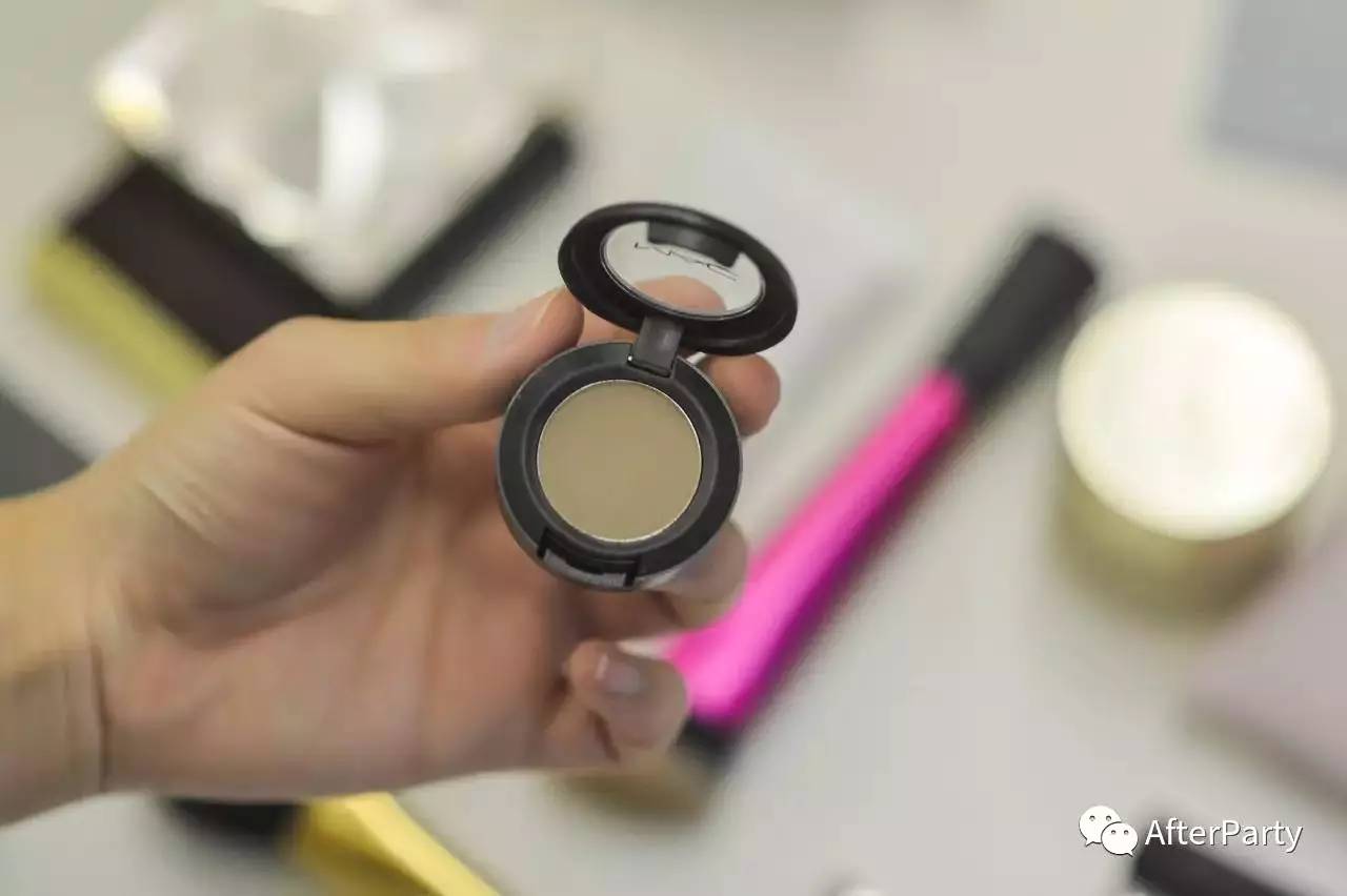 和朋友旅游的乐趣之一,就是共享化妆包