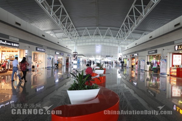 要提前多久到机场办理乘机手续,提前四十五分钟停止登机