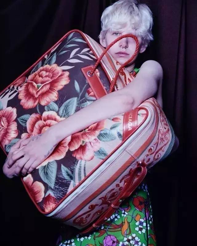 巴黎世家四件套，香奈儿澡堂拖鞋？别再抄袭中国大妈的嫁妆了！