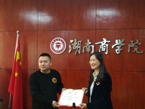 湖工商优秀学长,湖商学子到兴东村调研