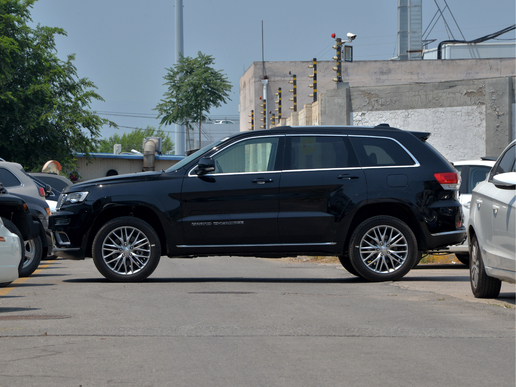 最新款的jeep大切诺基,地表最强suvjeep大切诺基