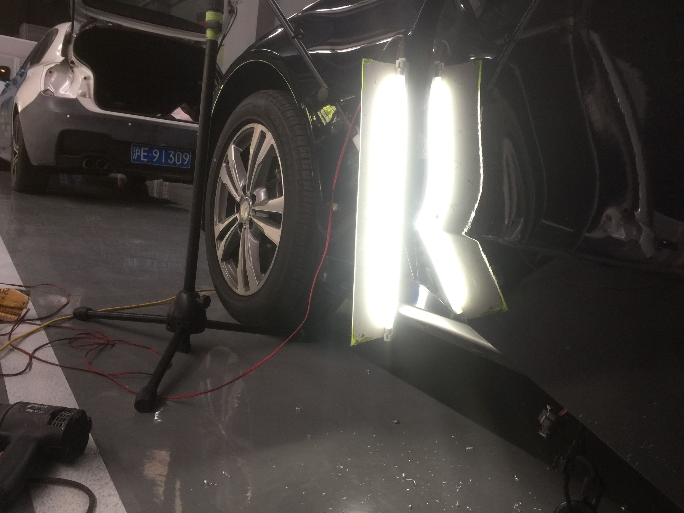 奔驰凹陷无痕修复,奔驰车门凹陷掉漆修复多少钱