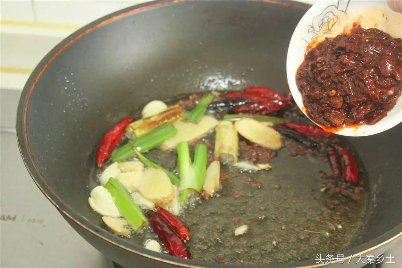 又到了一年一度的小龙虾盛宴了大家如何在家吃到小龙虾？西安这条街美食秒杀回民街统统吃一遍才过瘾？