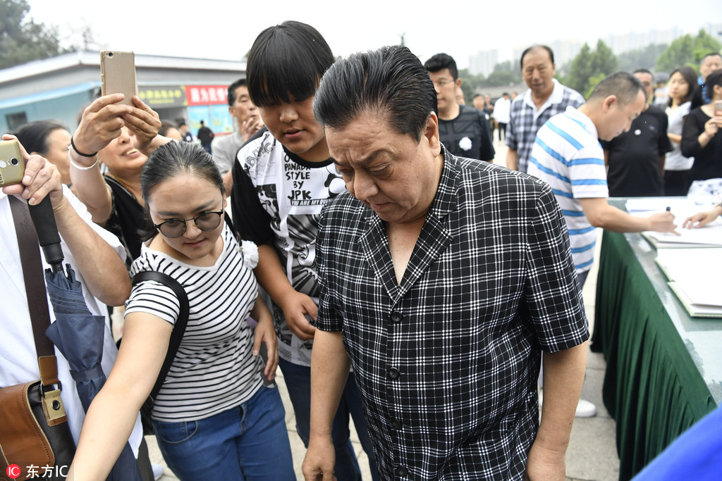 众名家雨中送别唐杰忠，姜昆痛哭：一定把相声说好，让老艺术家放心