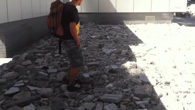 这个底下是铺的什么，感觉踩上去很舒服