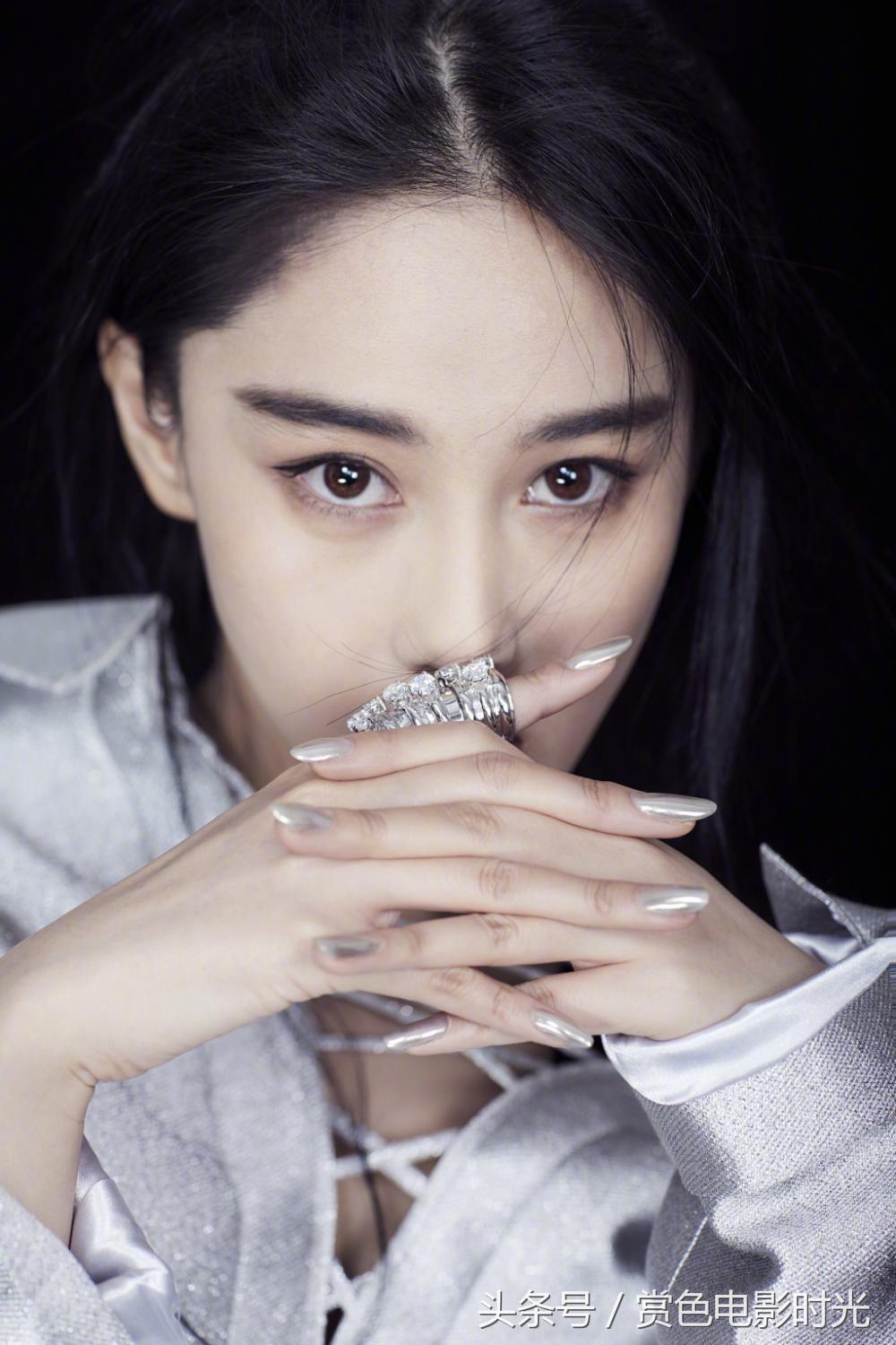 张馨予曝光惊艳写真照,张馨予穿黑西装高清新写真照