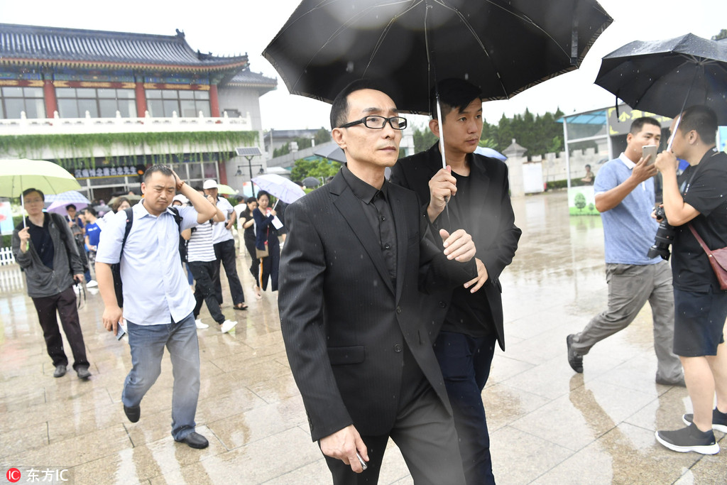 众名家雨中送别唐杰忠，姜昆痛哭：一定把相声说好，让老艺术家放心