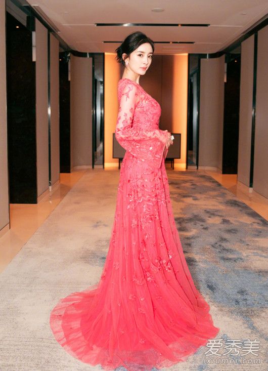 杨幂上海电影节红毯,杨幂拿下大奖久违高调