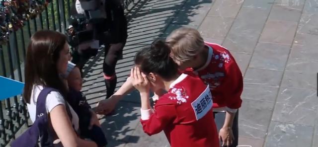 鹿晗与热巴逗小孩，偷偷穿情侣袜，暖暖都是对方