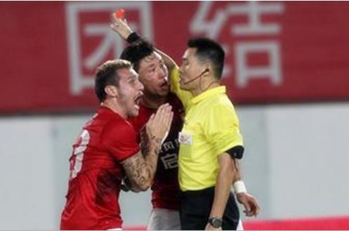 中超裁判粗口骂傻戴琳出口成脏：你XX能不能好好说话