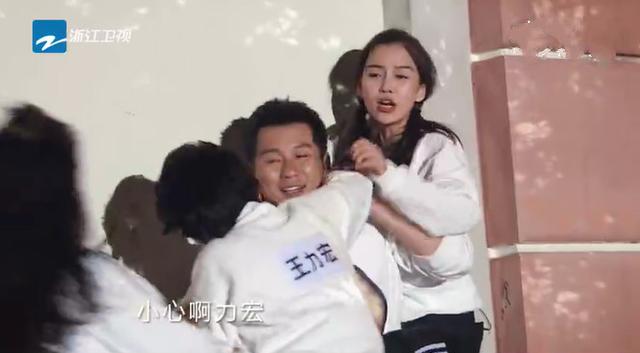 《奔跑吧》收*战官**即将来临,很像大片,主题“古堡谜踪”!