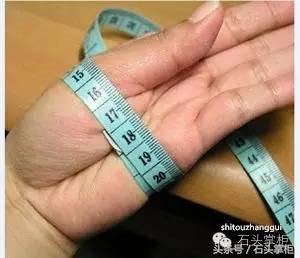 如何拿手镯不会摔,怎样拿手镯不疼